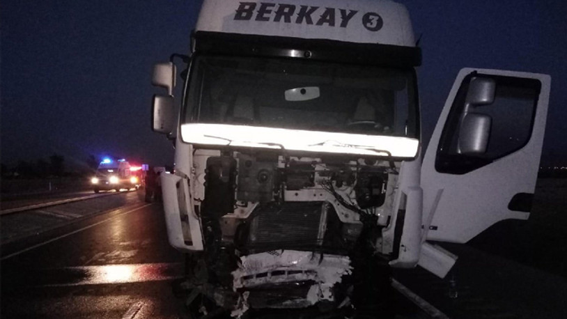 Konya'da katliam gibi kaza...  Patlayıcı madde yüklü TIR ve kamyonet çarpıştı: 6 ölü, 2 yaralı 