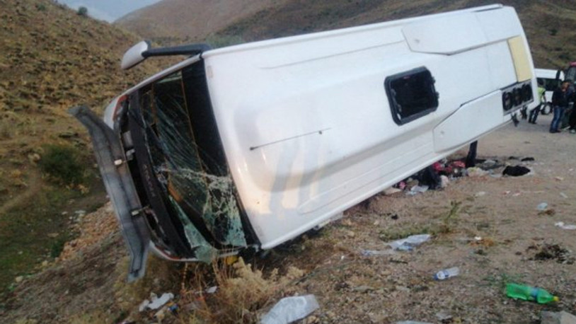 Kuran kursu öğrencilerini taşıyan midibüs dere yarağına devrildi: 29 yaralı