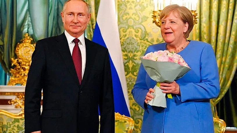 Putin, Merkel'i bir demet çiçekle karşıladı