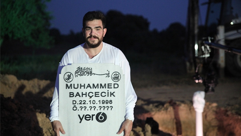 Takipçilerine söz verdi, kefen giyip mezara girdi