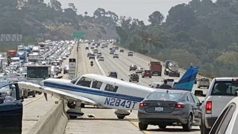 Uçak, otoyola acil iniş yaptı