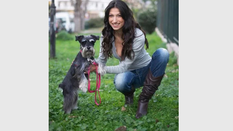 Ünlü şarkıcı ve model evinde ölü bulundu