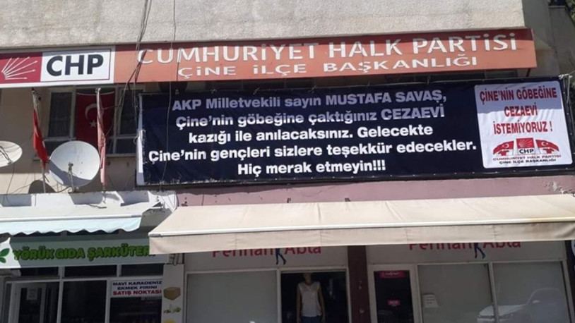 Aydın'da AKP ile CHP arasında pankart kavgası