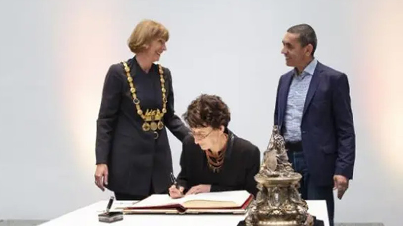 Bilim insanları Türeci ve Şahin'e "Fahri Doktora" unvanı