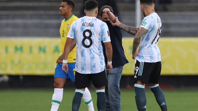 Brezilya-Arjantin maçında tarihi anlar: Sahaya giren yetkililer 4 oyuncuyu maçtan çıkarmak istedi
