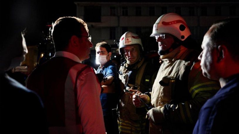 Ekrem İmamoğlu gece yarısı İkitelli'deki yangın bölgesine gitti