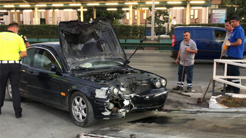 Polisten kaçan 2 kişi araçla servis bekleyen genç kadına çarptı