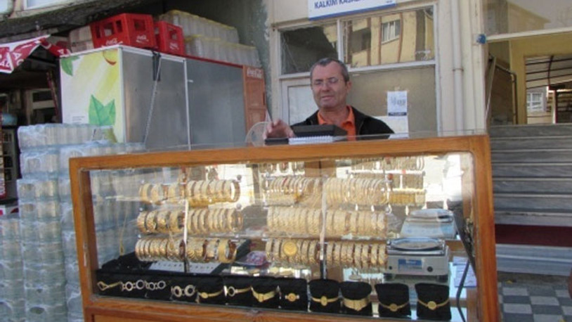 Simit satar gibi bilezik satıyor