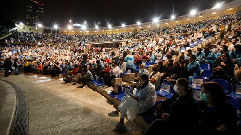 Yağmura rağmen Harbiye Cemil Topuzlu Açıkhava Sahnesi doldu... Hastalık Hastası ayakta alkışlandı