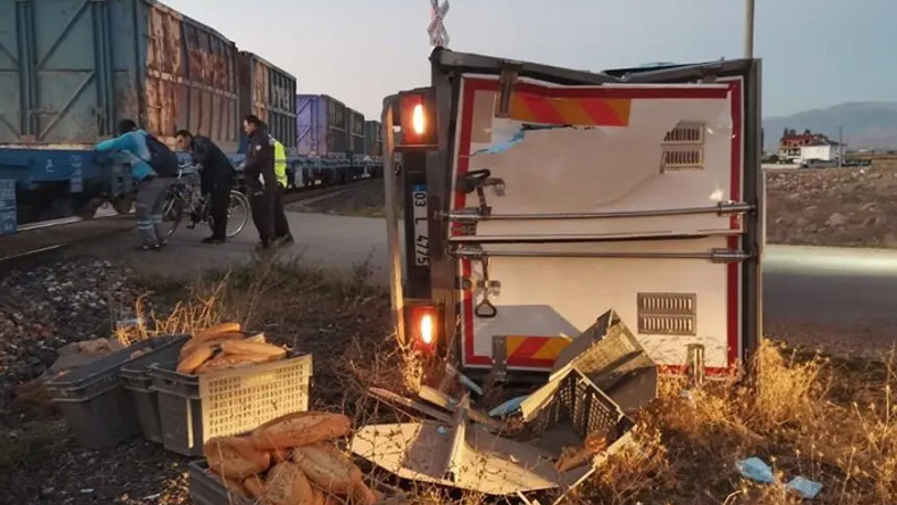 Yük treni, hemzemin geçitte kamyonete çarptı
