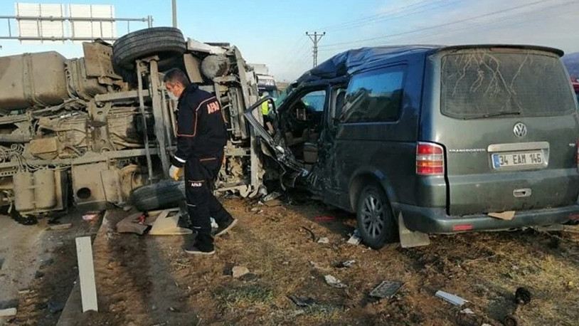 Feci kaza: Beton mikseri ile minibüs çarpıştı, 2 kişi hayatını kaybetti