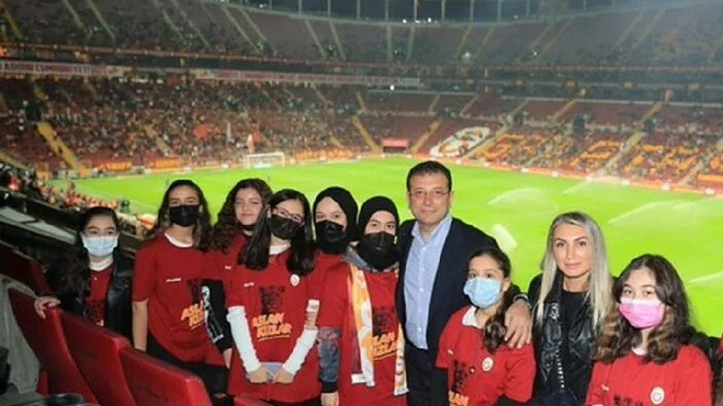 İBB Başkanı İmamoğlu, Galatasaray maçını hiç stadyuma gitmemiş kız çocuklarıyla izledi