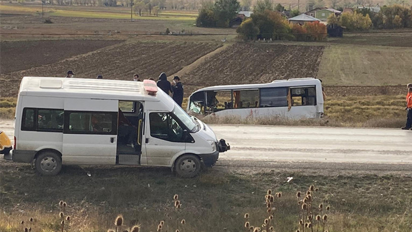 Kastamonu'da polis memurlarını taşıyan midibüs kaza yaptı
