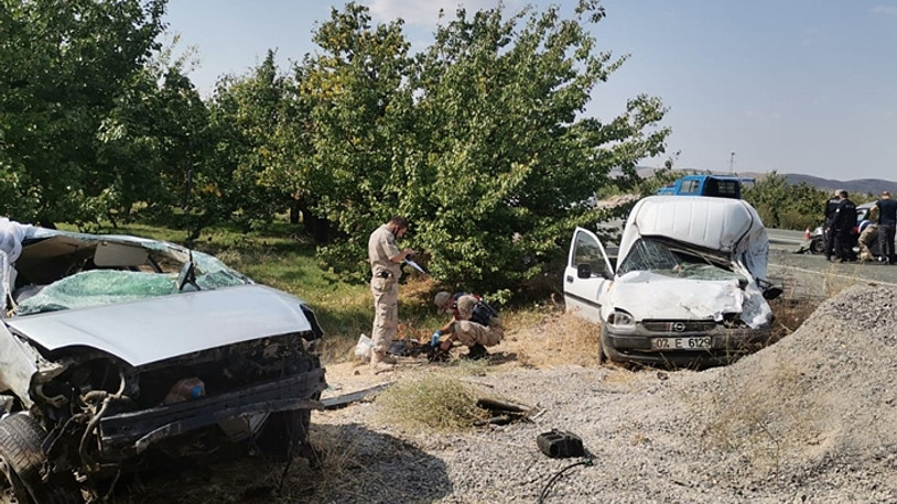 Malatya'da iki otomobil kafa kafaya çarpıştı, 5 kişi hayatını kaybetti