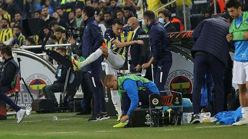 Mesut Özil'den oyundan çıkarken gösterdiği tepki ile ilgili açıklama