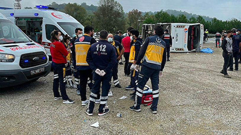 MHP'lileri taşıyan midibüs kaza yaptı: 2 ölü 14 yaralı