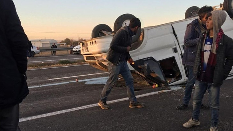 Tarım işçilerini taşıyan midibüs devrildi: 11 yaralı