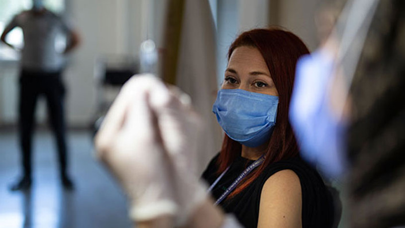 Biontech'i Sinovac zanneden hemşire bir hastaya altı doz aşı uyguladı