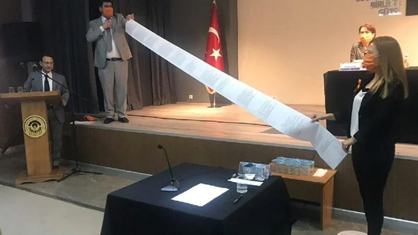 Çarşaf gibi satılanlar listesini açtı, AKP'liler salonu terk etti