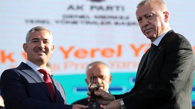 Erdoğan, gri pasaportla yurt dışına insan kaçıran başkanlara ödül verdi