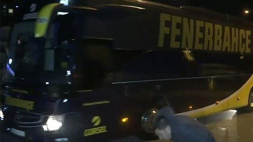 Fenerbahçe otobüsüne taşlı saldırı