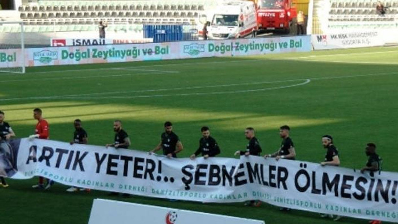 Futbolcular kadın cinayetlerine dikkat çekti: Sahaya pankartla çıktılar