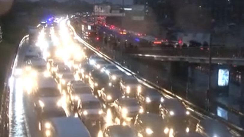 İstanbul'da yoğunluk yüzde 81'e ulaştı: Trafik felç oldu!