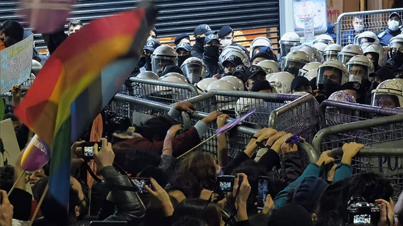 Kadına yönelik şiddeti protesto eden kadınlara polis müdahalesi 