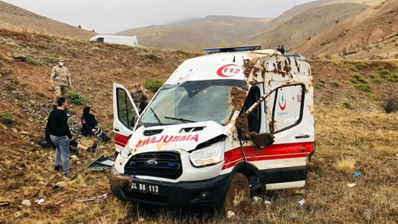 Sağlık görevlilerini taşıyan ambulans devrildi