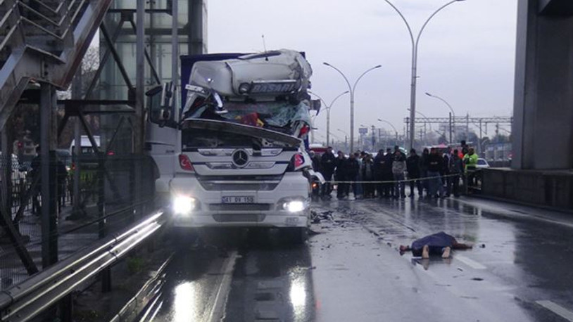 Üst geçitten atlayarak yaşamına son verdi, kazaya neden oldu