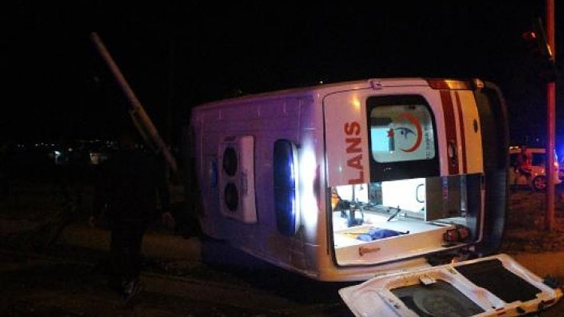 Yaralı taşıyan ambulans kaza yaptı