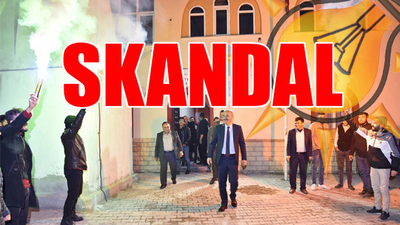 AKP'den camide toplantı: Belediye başkanını meşaleyle karşıladılar