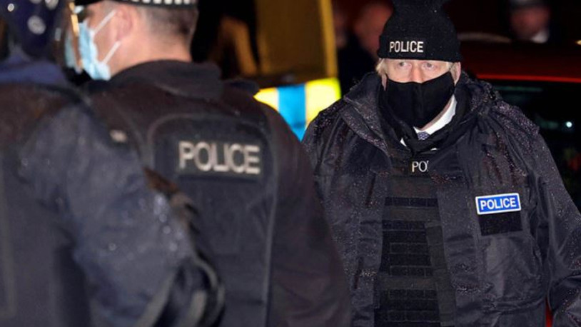 Boris Johnson, polis üniformasıyla uyuşturucu baskınına katıldı