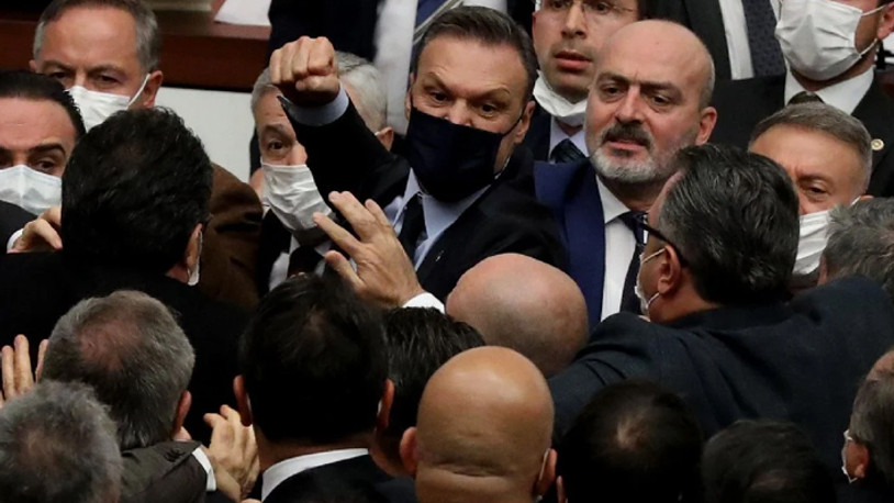 CHP'li Özel'in sözlerini beğenmeyen AKP'li vekil yumruk atmaya çalıştı