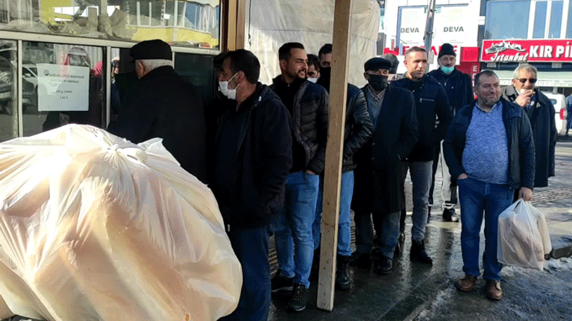 Ekmek zammı vatandaşı 'Halk Ekmek' büfelerine yöneltti 