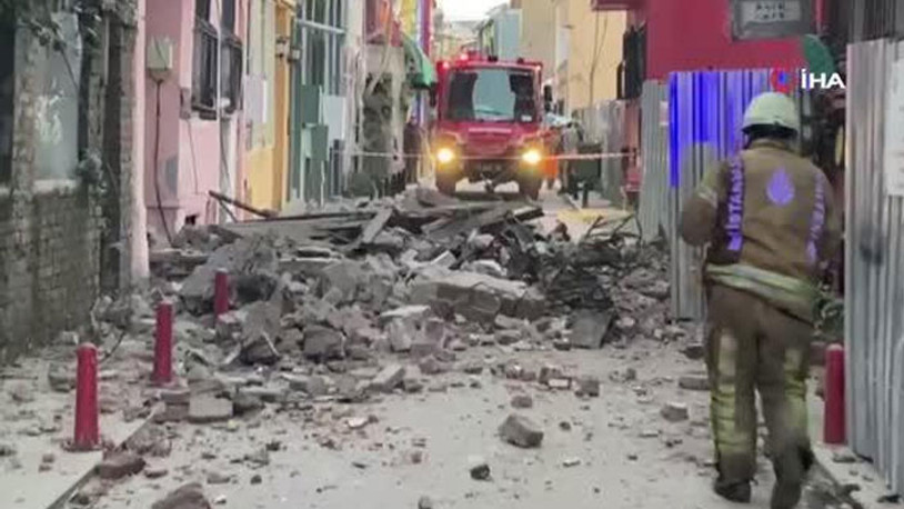 İstanbul'da bina çöktü!