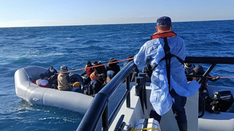 İzmir açıklarında 52 göçmen kurtarıldı