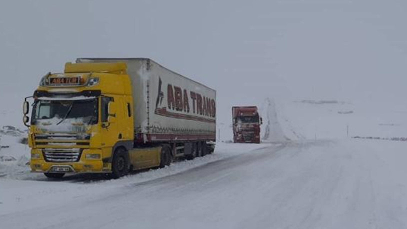 Kars'ta yollar kapandı