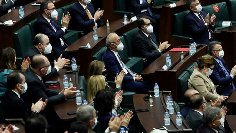 Lütfi Elvan’ın alkışlamama fotoğrafı günlerce konuşulmuştu 