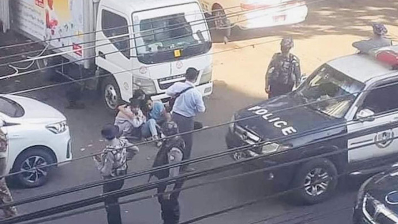 Myanmar’da askeri araç protestocuların arasına daldı!