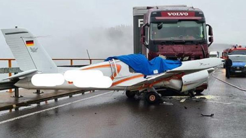 Uçak ile TIR, otobanda kafa kafaya çarpıştı
