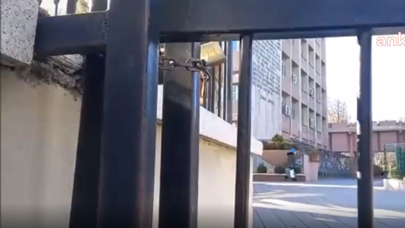 CHP'li milletvekilleri MEB'in önüne gitti: Kapı hala kilitli