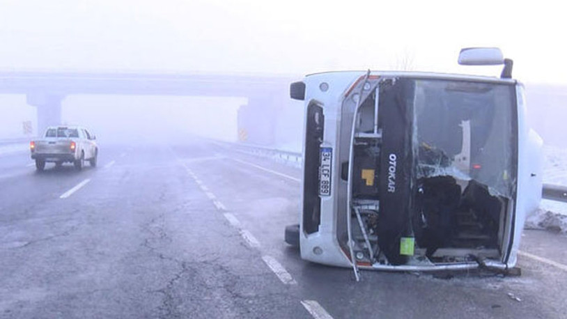 Polisleri taşıyan minibüs devrildi
