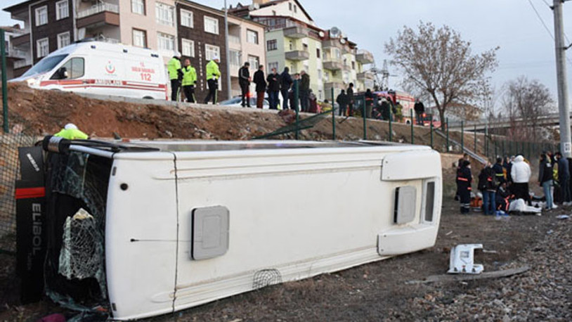 İşçi servisi tren yoluna devrildi: Çok sayıda yaralı