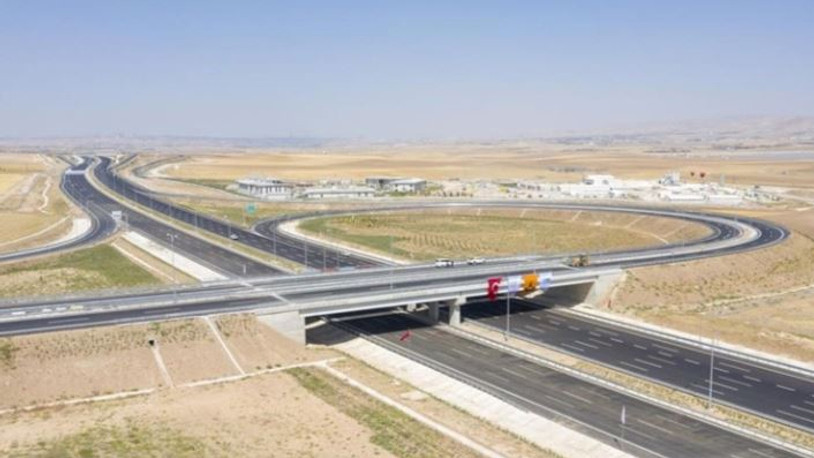 Türkiye'nin ilk akıllı otobanı da zamlandı: Afişler indirilmeden...