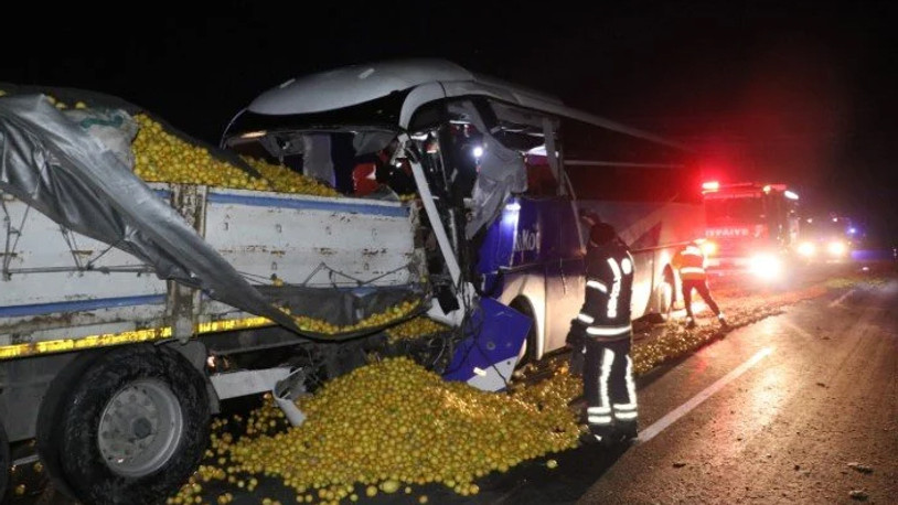 Yolcu otobüsü TIR’a çarptı: Ölü ve yaralılar var