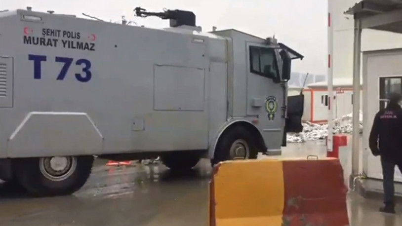 İşçiler yüzde 8'lik zamma isyan etti: Eylem alanına TOMA girdi