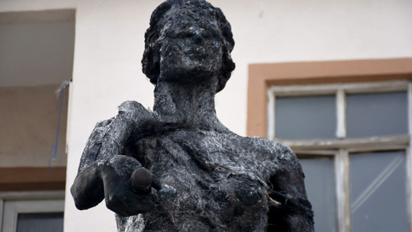 Kadın kıyafetleri giyip, başını örttü; Adalet Anıtı'nı yaktı