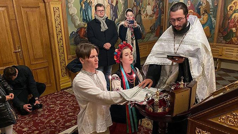 Savaşın ortasında siren sesleri eşliğinde evlendiler