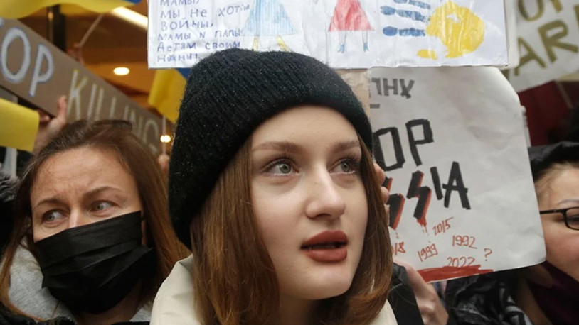 Ukraynalılar, Rusya Konsolosluğu önünde toplandı